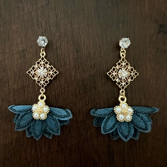 Elegant Flirty Flower-Inspired Dangle Earrings -Mixed Material Stylish Feminine - Picture 7 of 13